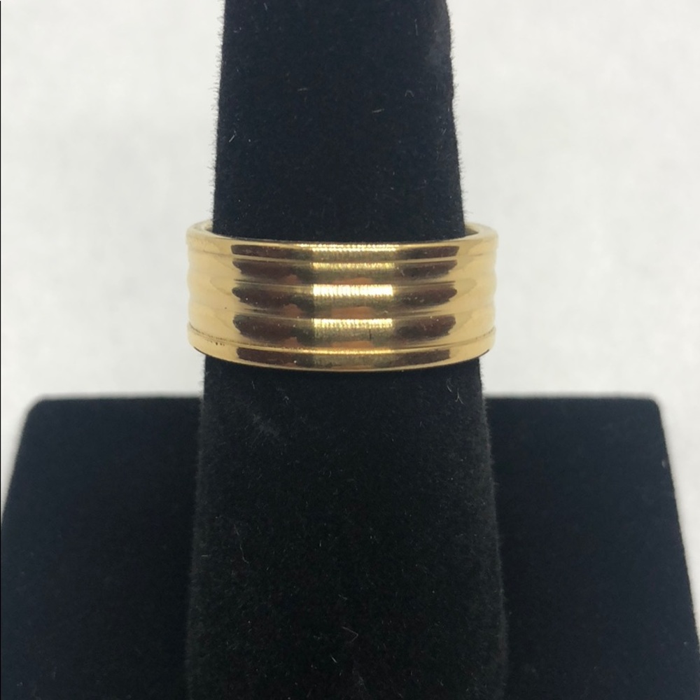 Men’s ring.